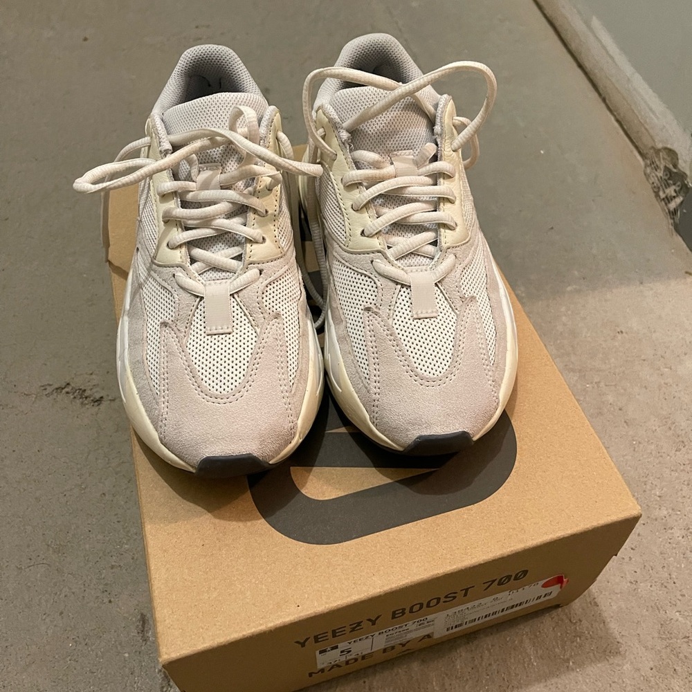 Yeezy 700 Analog - Picture 2 of 8